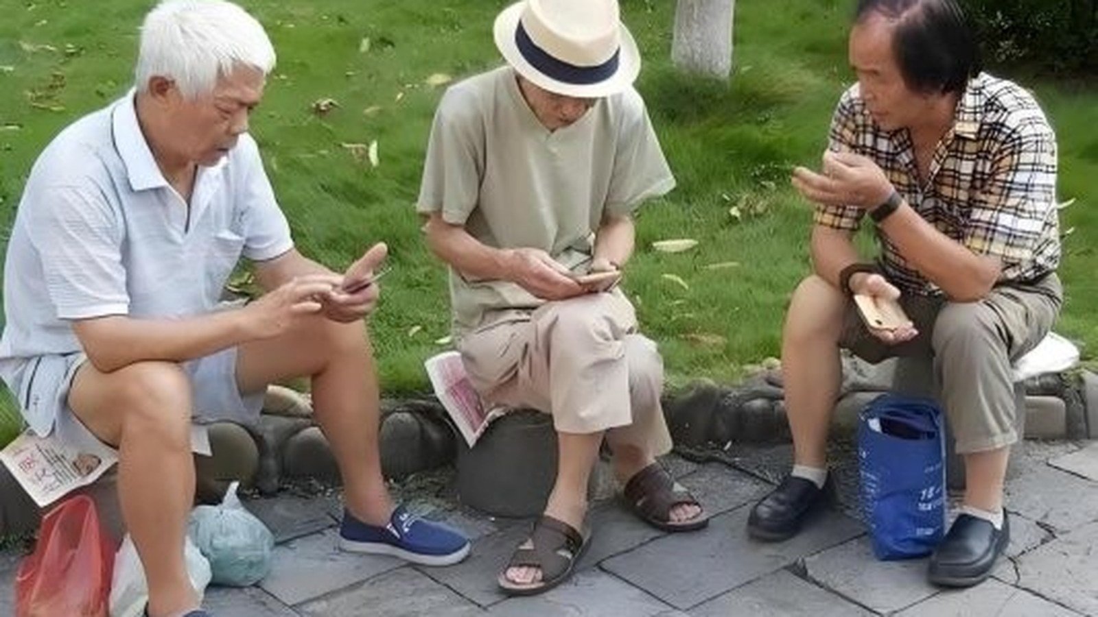 老人两年看短剧花22万：算法怎么把养老钱切成4887笔配图