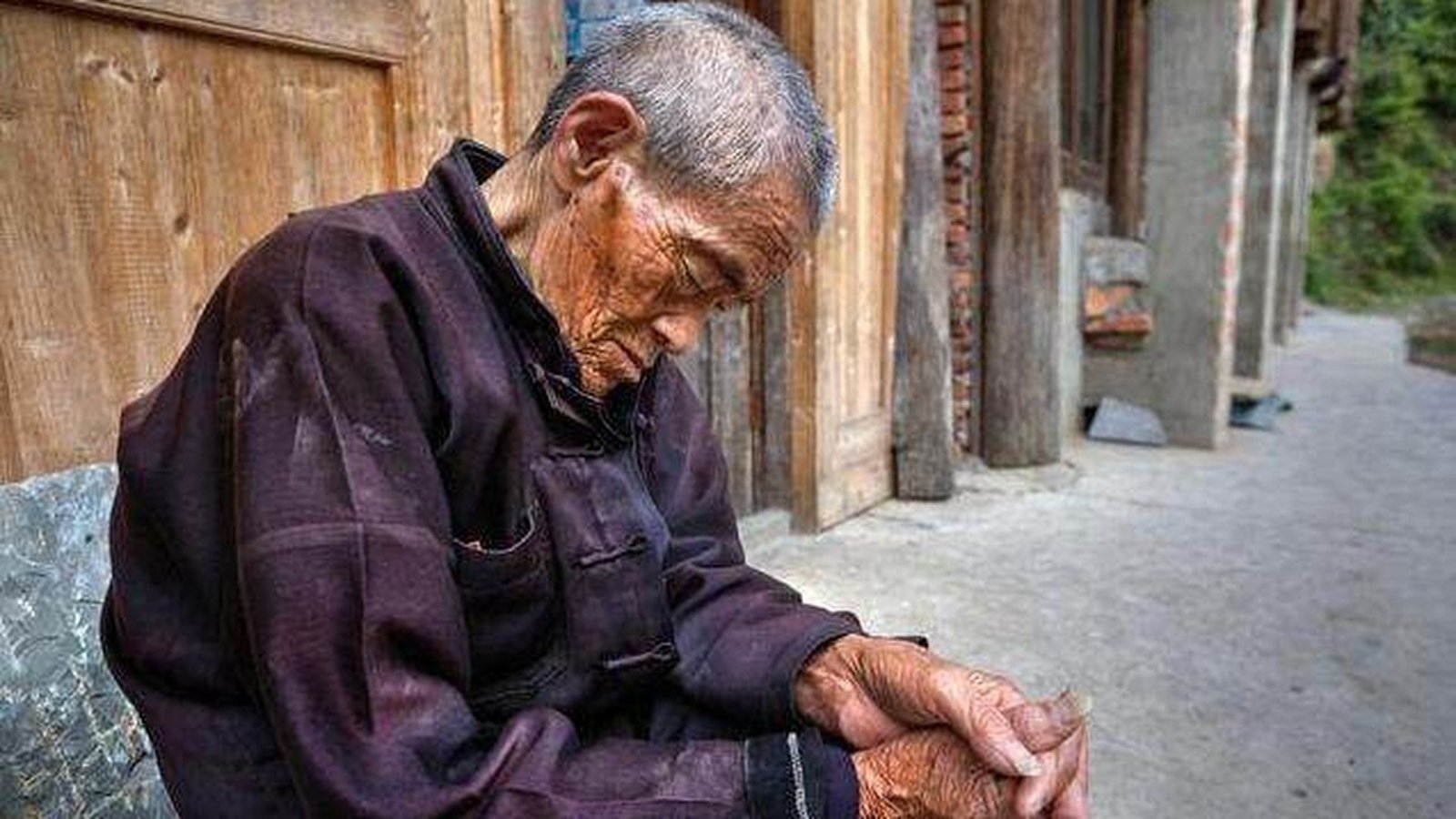 老人两年看短剧花22万：算法怎么把养老钱切成4887笔配图
