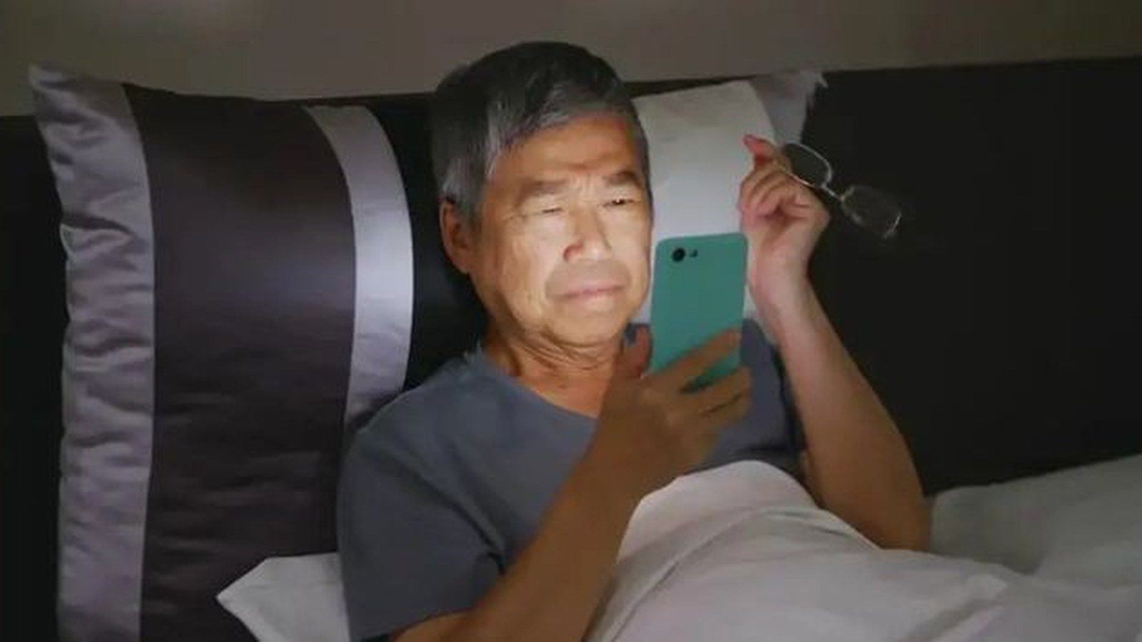 老人两年看短剧花22万：算法怎么把养老钱切成4887笔配图